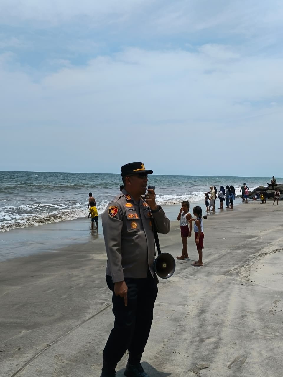 Selama Libur Idulfitri 1447 H, Personel Polsek Pasaman Berikan Imbauan Kamtibmas di Objek Wisata Pantai Sasak