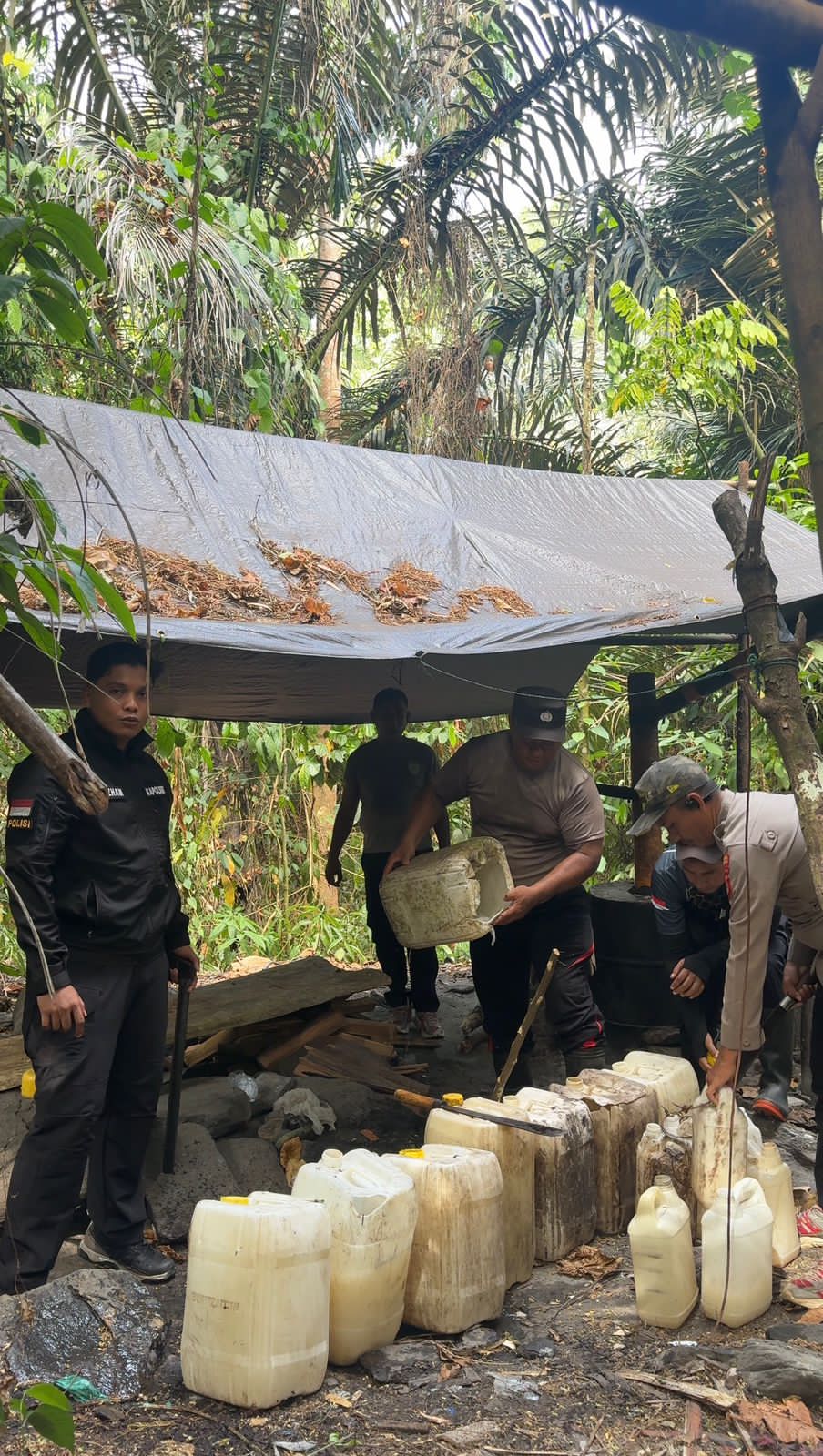 Polsek Pulau Bacan Tegas Berantas Miras Ilegal, 1.625 Liter Saguer Dimusnahkan