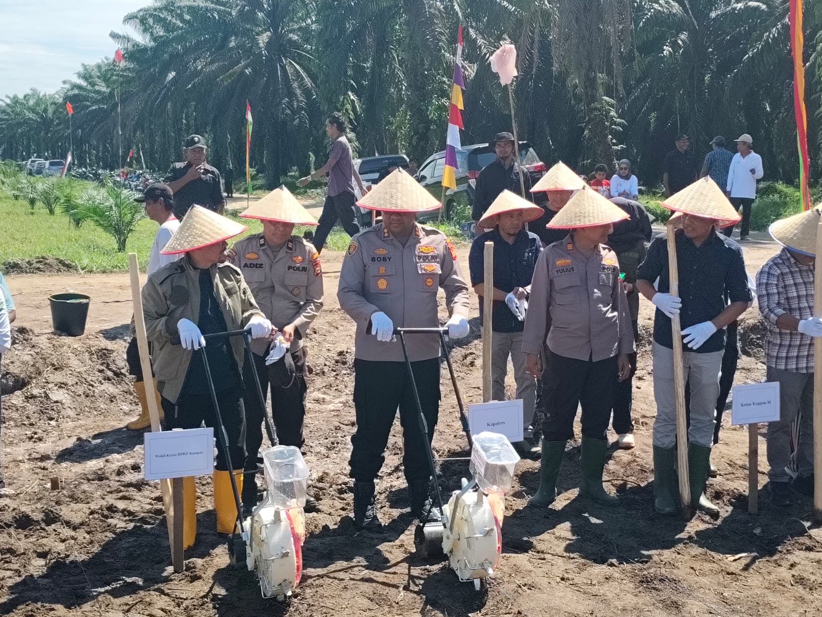 Kapolres Kampar Turun Langsung ke Lahan, Penanaman Jagung Kuartal II di Siak Hulu Penuh Semangat Kolaborasi